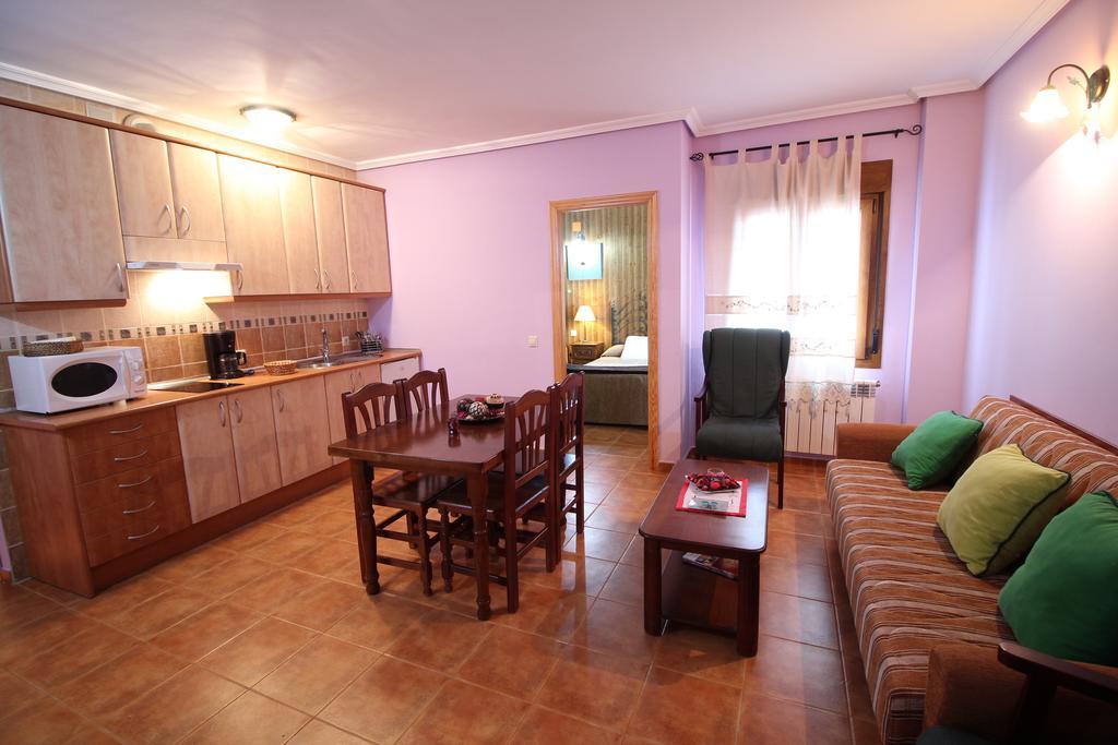 Sierra De Monfrague Apartment Torrejon el Rubio Room photo